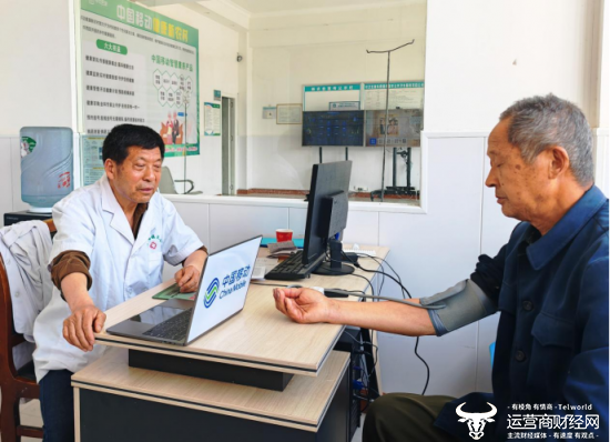 （凤凰山村村医通过移动“智慧康养”平台，将老人的血压数据上传至云端健康档案）