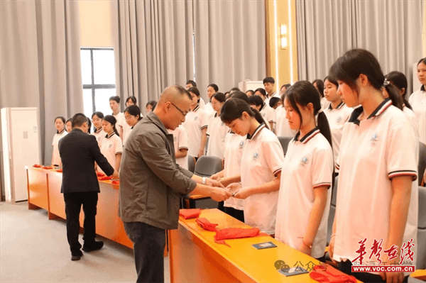 少年承党志 团徽照前程 渌江中学举行离队入团仪式