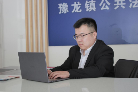 图为徐永宽律师在司法所工作