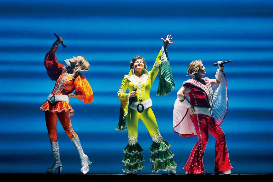  2007年7月，上海大剧院，音乐剧《妈妈咪呀！》 剧照。图/视觉中国
