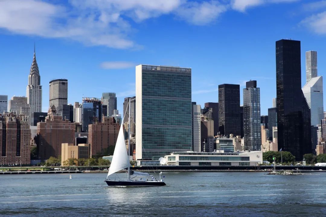 图为联合国总部大楼所在的美国纽约市曼哈顿东河滨水区。