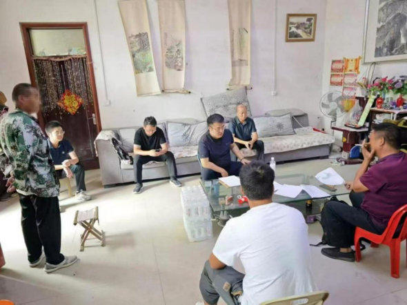 图为徐永宽律师和镇政府工作人员一起到当事人家中探望