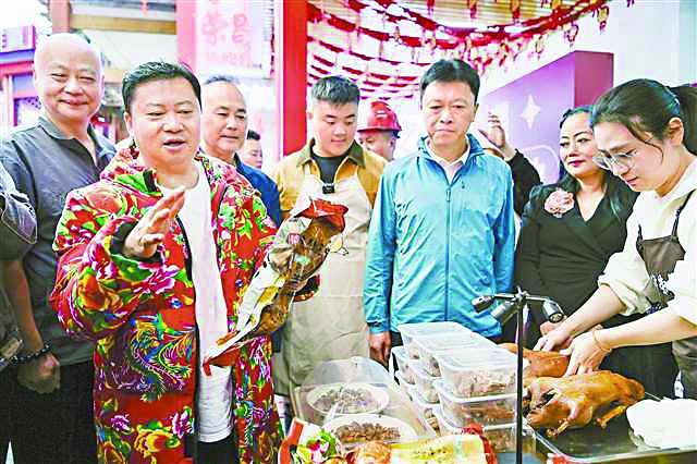 “卤鹅哥”（前排左）在直播现场