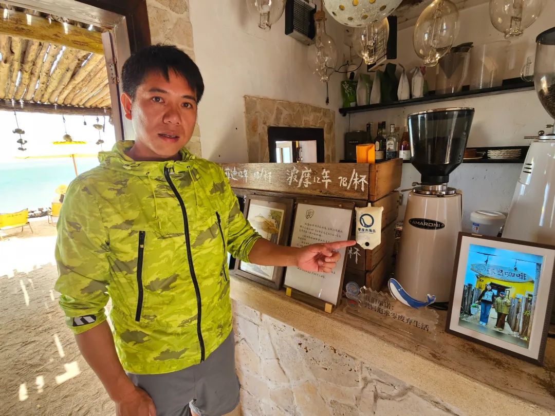 环岛咖啡店创始人张英亮介绍兑换咖啡活动。吕望舒摄
