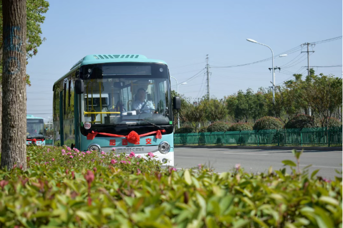 公共汽车“货物和邮件”×Ankai集成到破墙中，并