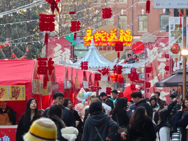 灵蛇送福 外滩源新年集市开市 刘歆 摄
