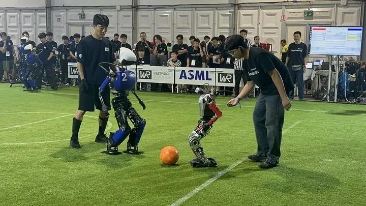 2024年机器人足球世界杯现场。（清华大学赵明国教授提供）