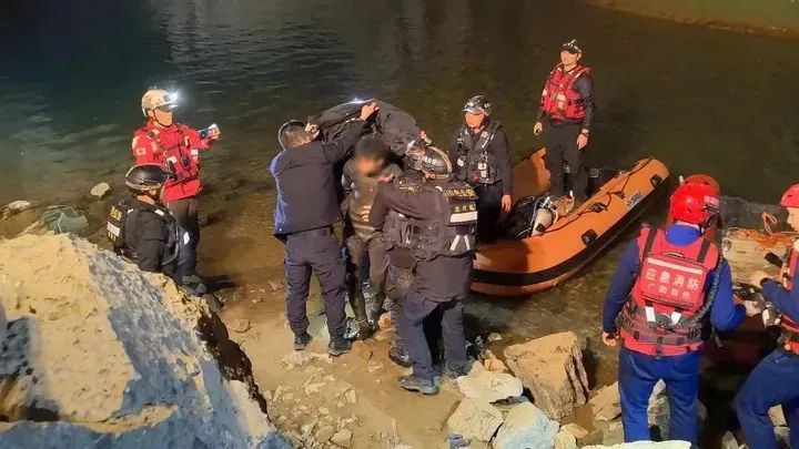 救援队员成功救出第二名被困人员小周