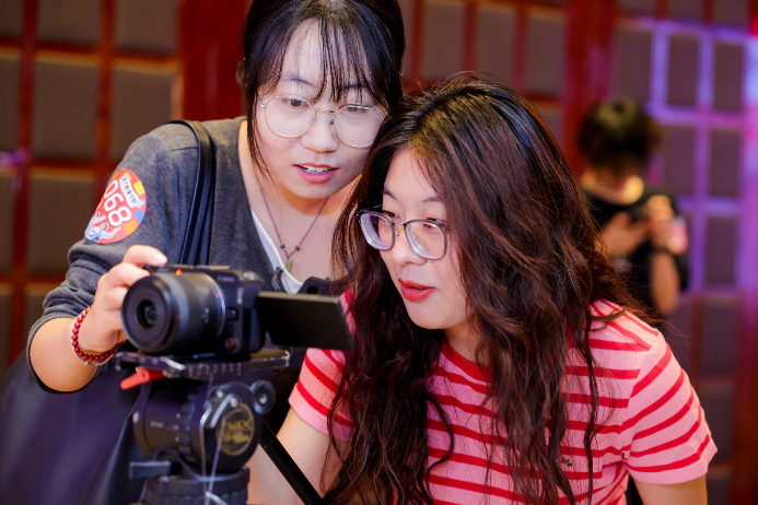 同学们积极试用了体验区的佳能产品，感受影像创作的乐趣和魅力