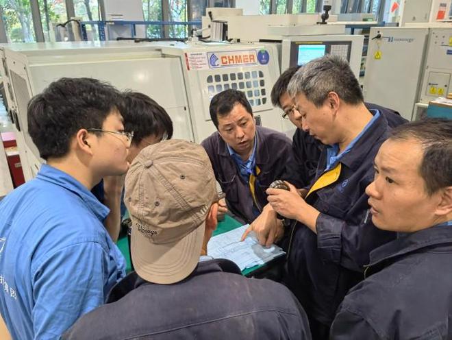  王志江团队现场实操讨论（右二为王志江）。受访者供图