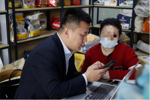 图为刘闯律师到宠物用品店帮助当事人