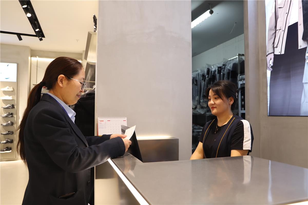 　　乌兰浩特欧亚购物中心工作人员到商户检查七天无理由退换货情况。（资料图）