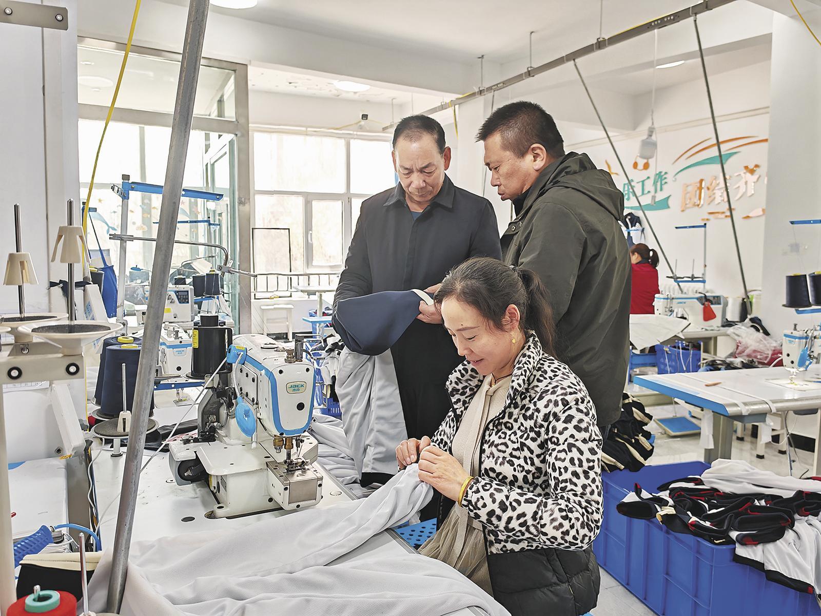 村办服装厂。本报记者 陈俊 摄