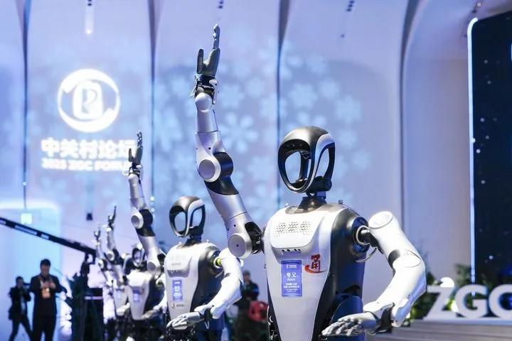 2025年3月27日，人形机器人“夸父”在2025中关村论坛年会开幕式表演。（图片由受访企业提供）