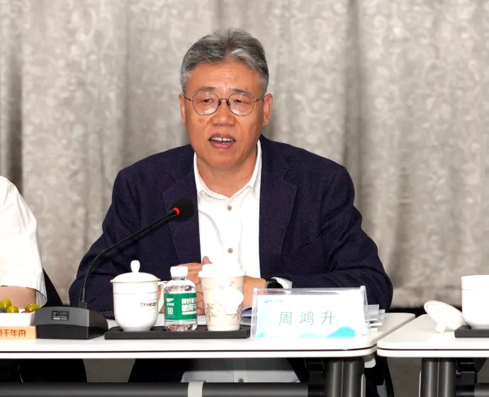 　　图：中国林产工业协会会长周鸿升