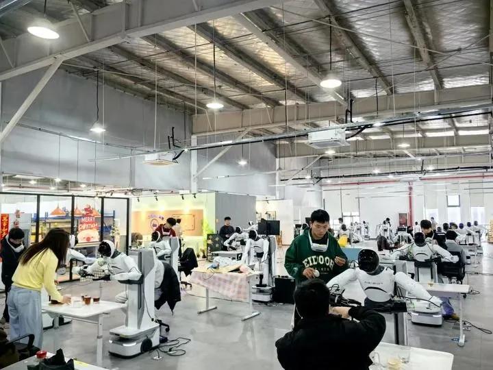 2025年2月18日，在智元新创技术有限公司数据采集中心，数据采集员“教”机器人学习各种技能。新华社记者 龚雯 摄