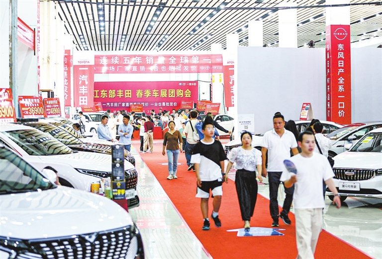 消费品以旧换新暨2025（九江）春季汽车博览会现场。　　（本报记者 蔡 钦 摄）