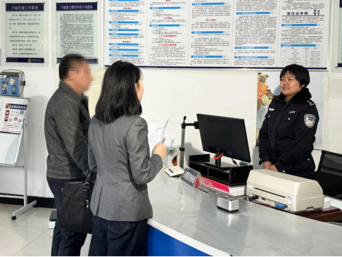 图为王晓娇律师陪当事人一起到当地派出所询问