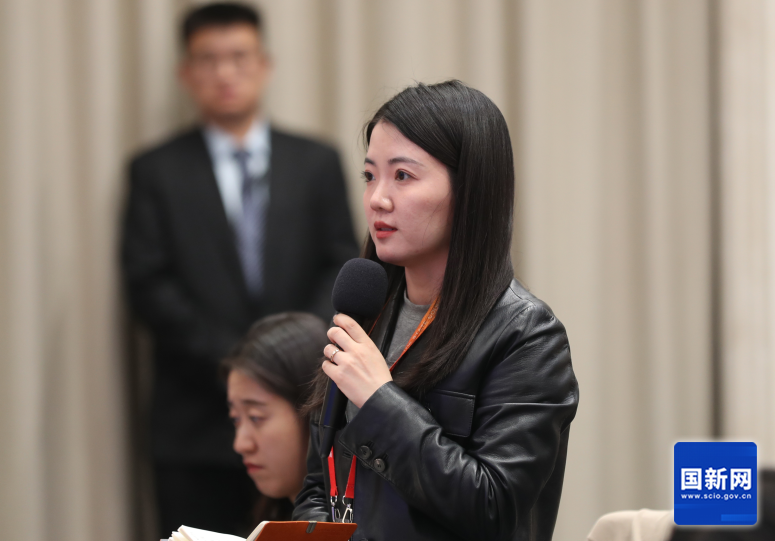 海报新闻记者