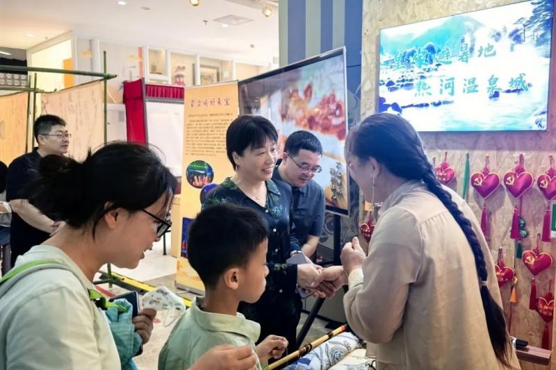 围场县长郑洪波及有关领导到展厅参观