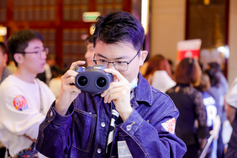 同学们积极试用了体验区的佳能产品，感受影像创作的乐趣和魅力