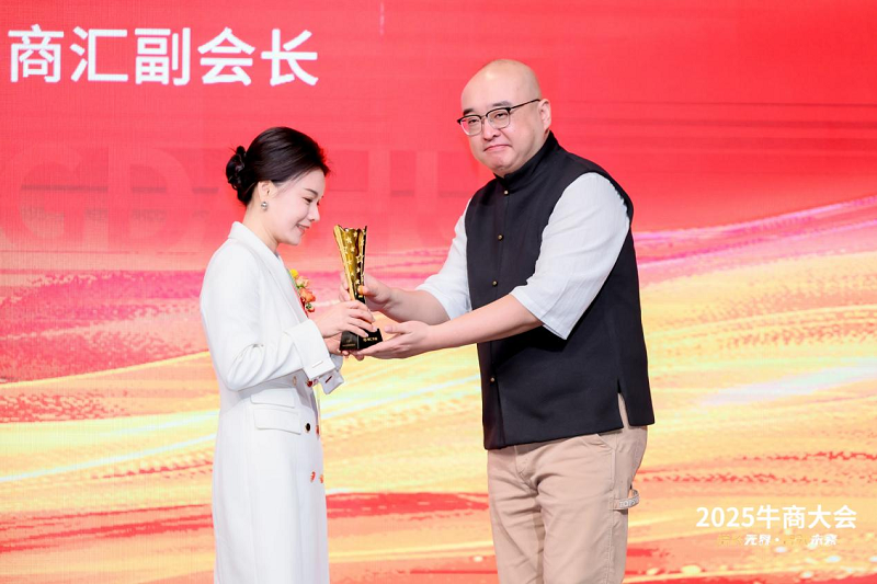 央视著名主持人朱轶为圣凯罗瓷砖创始人颜慧萍女士颁奖