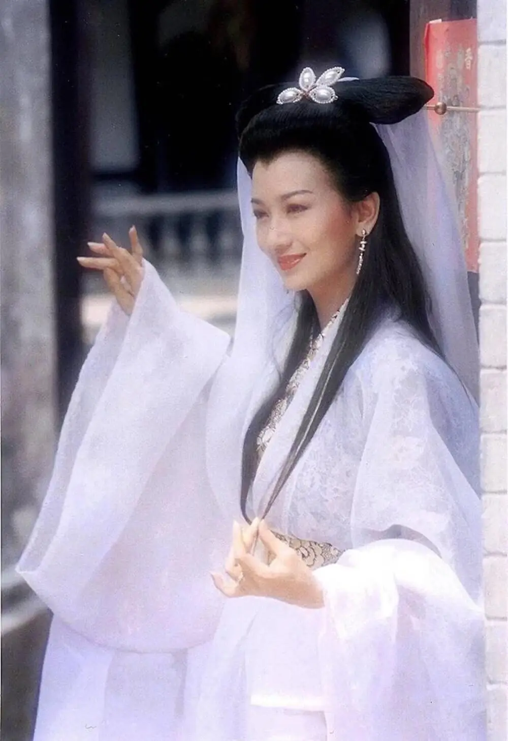 72岁赵雅芝更新动态,一袭白衣配轻纱,再现白素贞