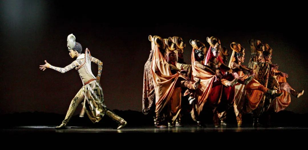 2006年7月，上海大剧院，迪士尼英文版音乐剧《狮子王》剧照。图/视觉中国