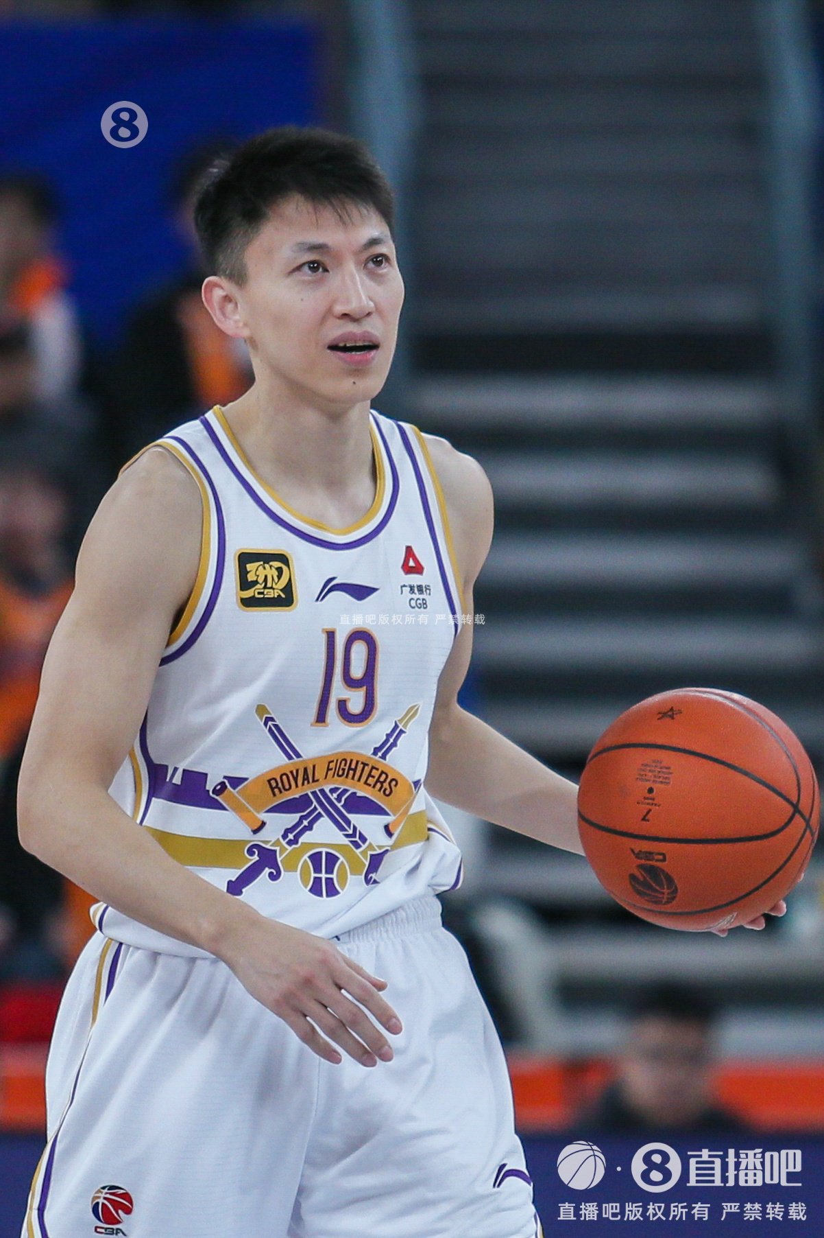 带伤出战!36岁老将刘晓宇3投1中得到2分1板5助1断0失误_抓站_新浪竞技风暴_新浪网