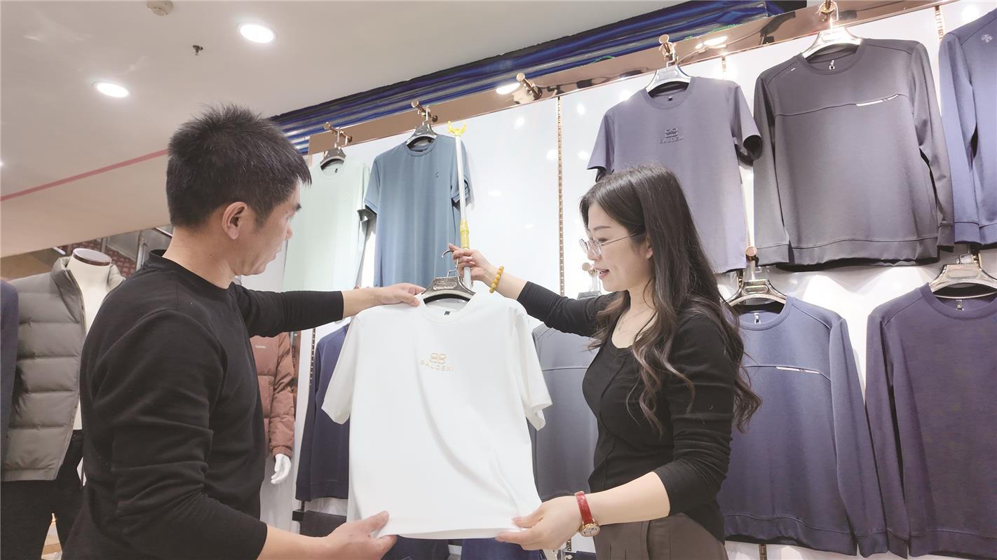 　　美中美商场顾客正在挑选衣物。（资料图）