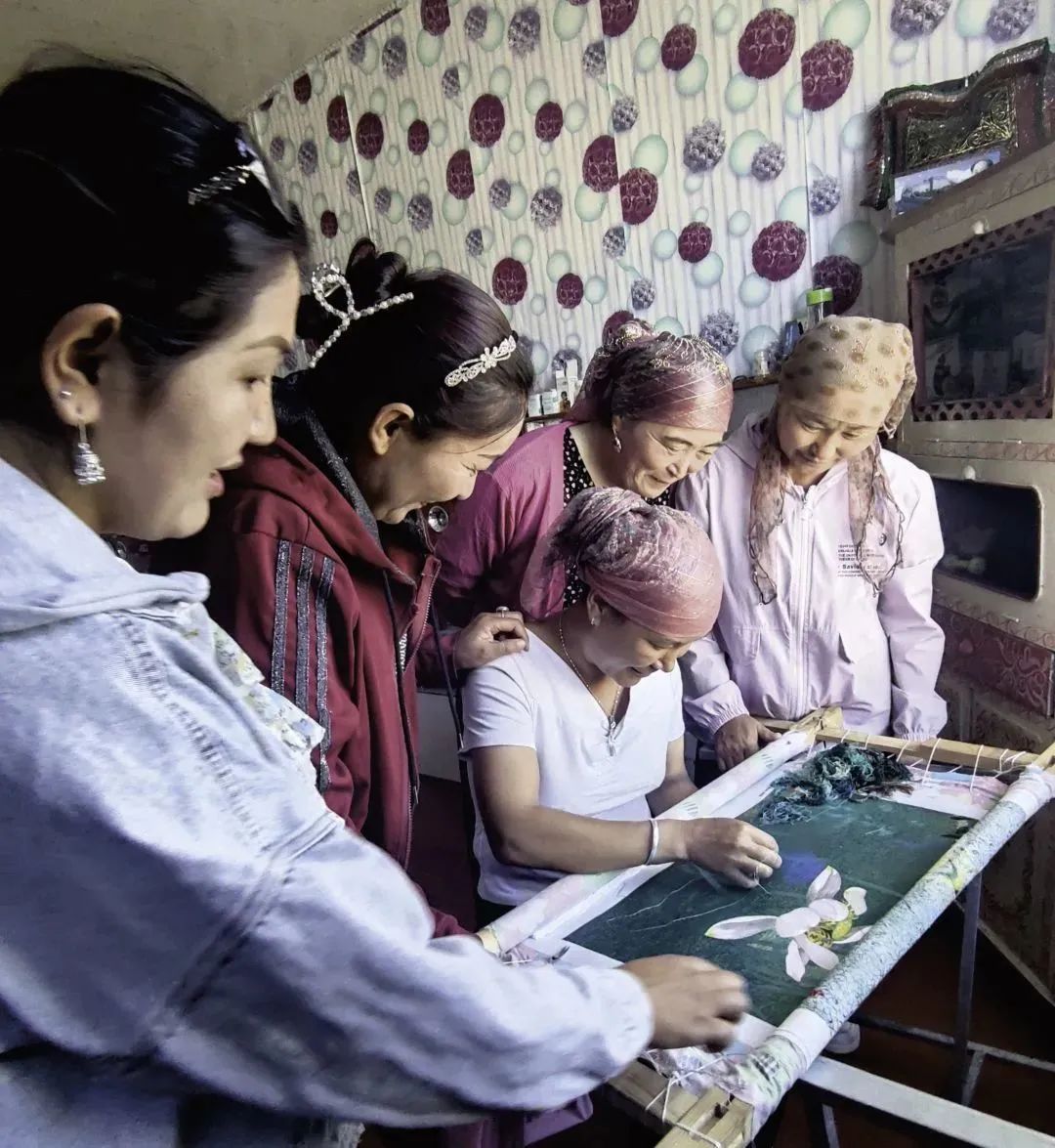 ▲河南安绣文化产业集团有限公司400余名刺绣技师与1000余名新疆绣娘结亲互助。图片来源：滑县统一战线