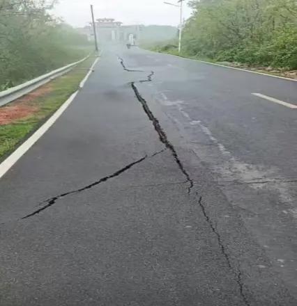 村民刘庆祝发现公路出现裂缝