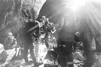 救援队员正在准备潜水器材。受访单位供图