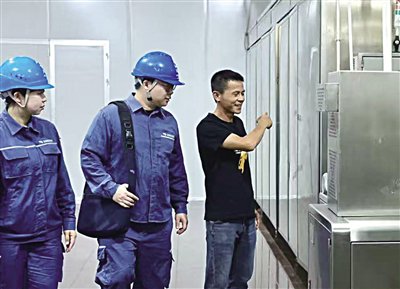 供电部门工作人员入企走访服务。陈仕烁/摄