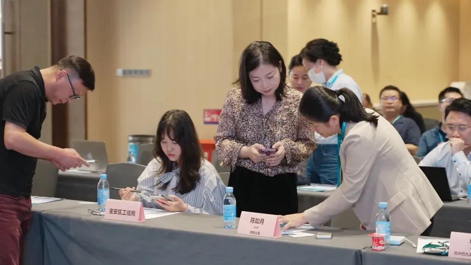 ▲左右滑动，查看活动现场交流盛况