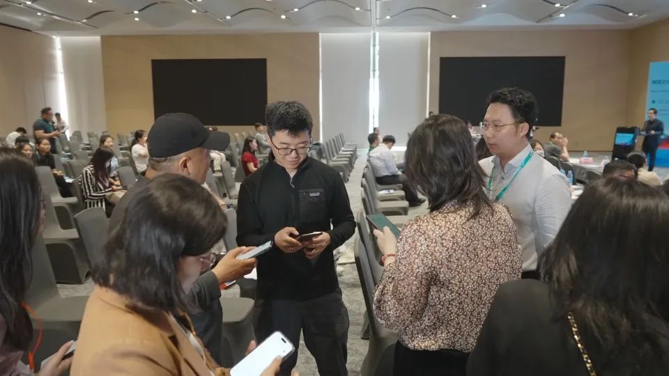 ▲左右滑动，查看活动现场交流盛况