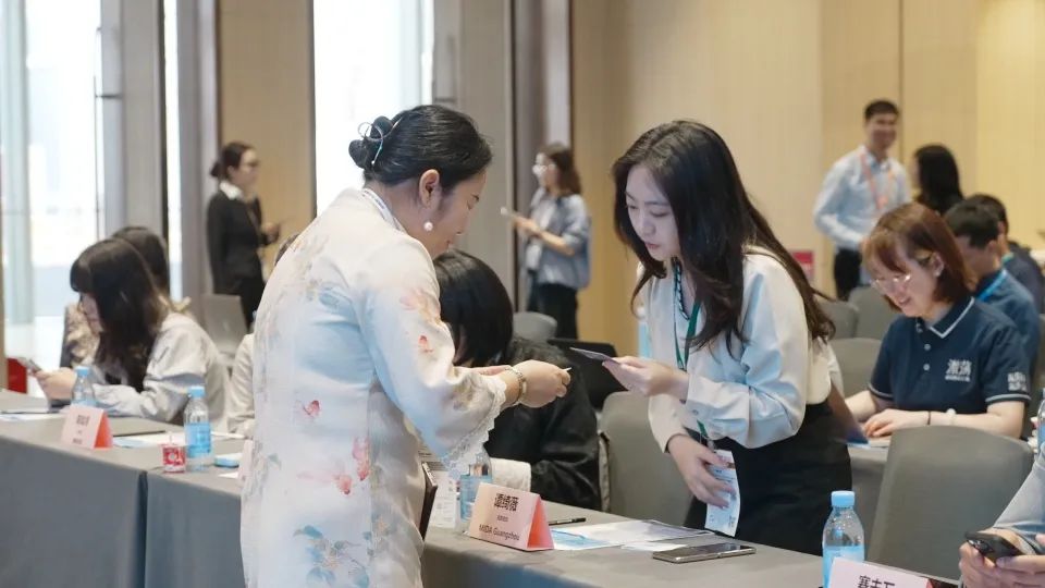 ▲左右滑动，查看活动现场交流盛况