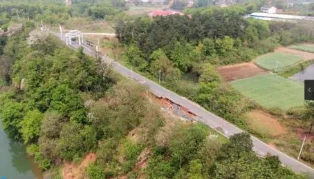 公路塌方现场
