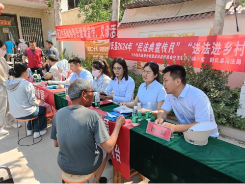 图为刘闯律师和司法所的同事们在社区开展普法宣传