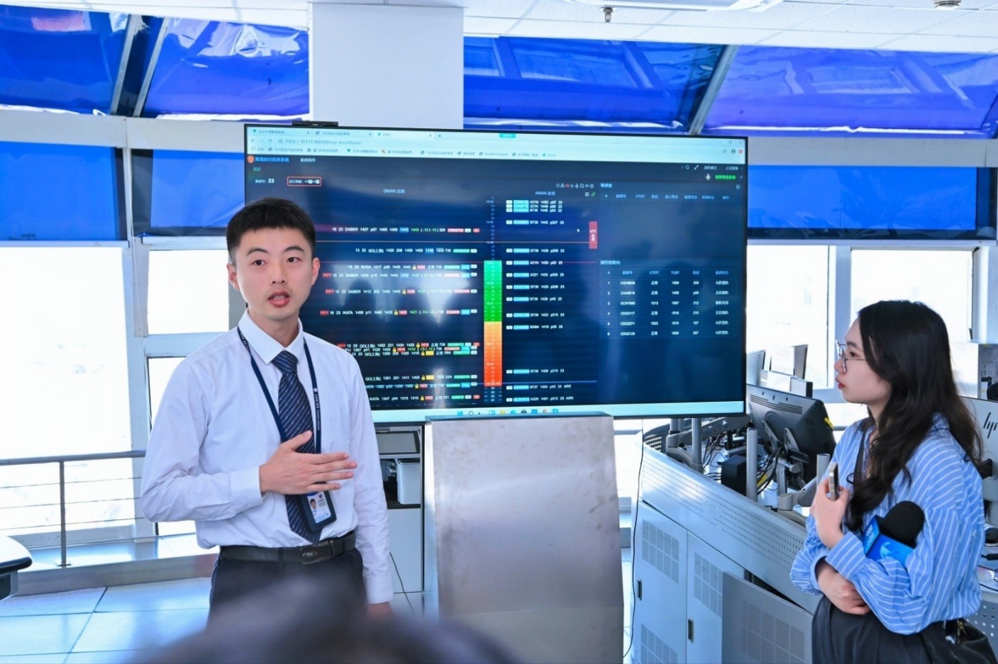 图：厦门机场工作人员介绍离港放行排序系统