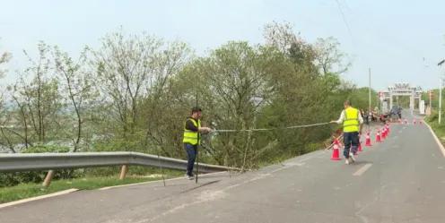 公路塌方后相关部门现场采取管控措施