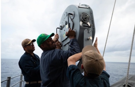 ▲ 美国海军“诺曼底”号进行 LRAD 系统演示（来源：美国海军大众传播专家 Malachi Lakey）
