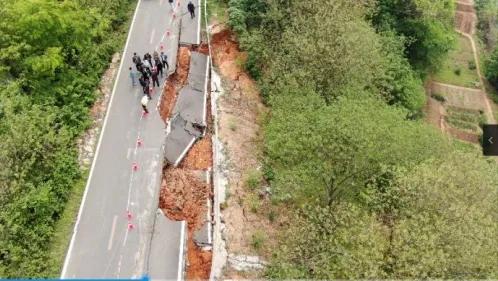公路塌方后相关部门现场调查