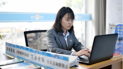 图为王晓娇律师在司法所工作
