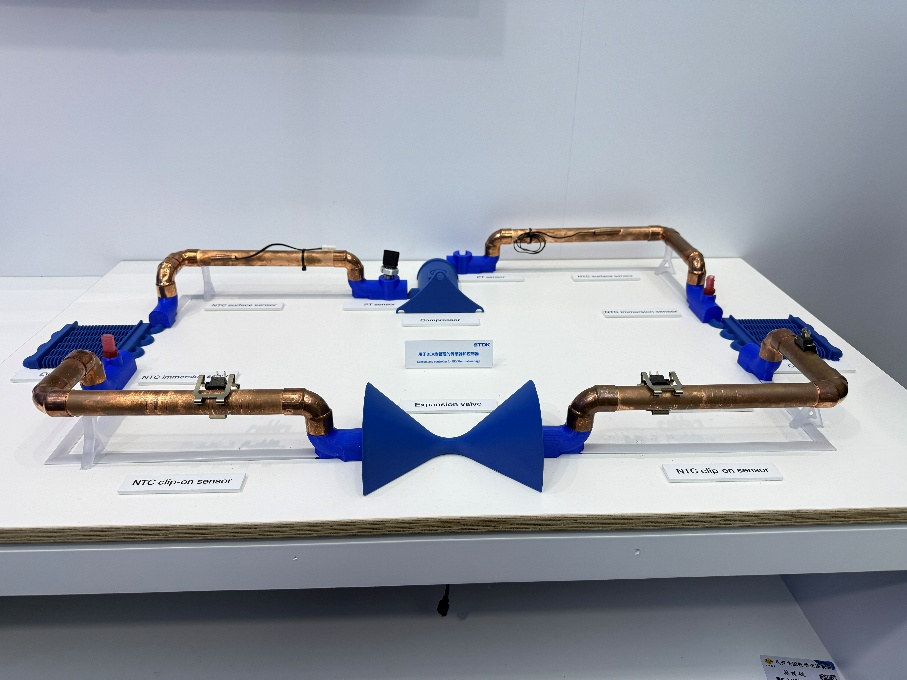 图1 TDK展示采用各种高性能温度传感的汽车热泵演示系统