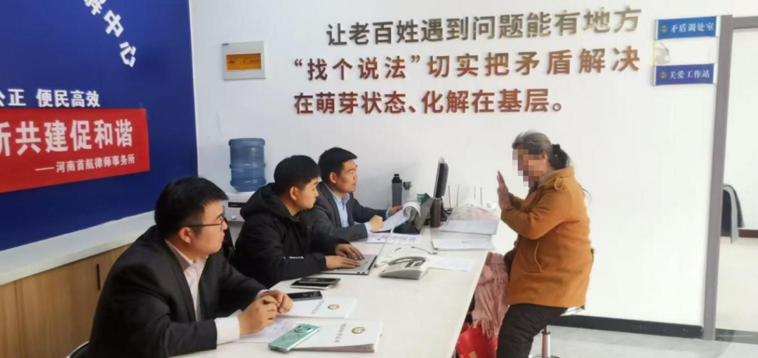 图为徐永宽律师和司法所的同事们一起值班
