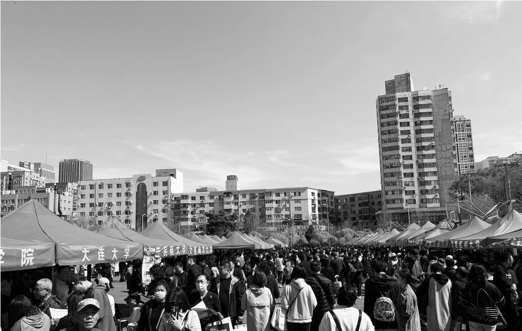 近5000名考生和家长参加2025辽沈第六届高招咨询会。 本版图片均由本报记者 曲直 摄