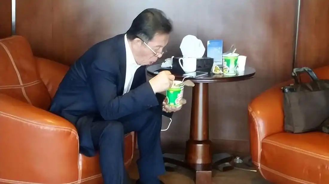 许连捷在机场吃泡面