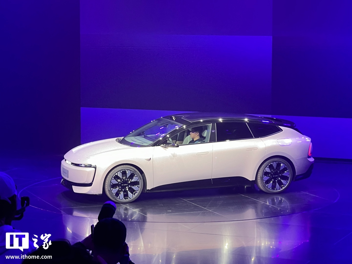 ▲ ▲ E5 sportback