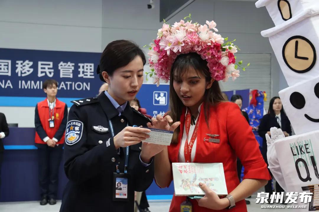 泉州边检站民警向机组人员介绍240小时过境免签新政策 （资料图片 杨鑫鸿 摄）